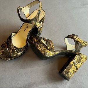 Anne Klein Lalima Black and Gold
brocade Platform Heels Size 9M